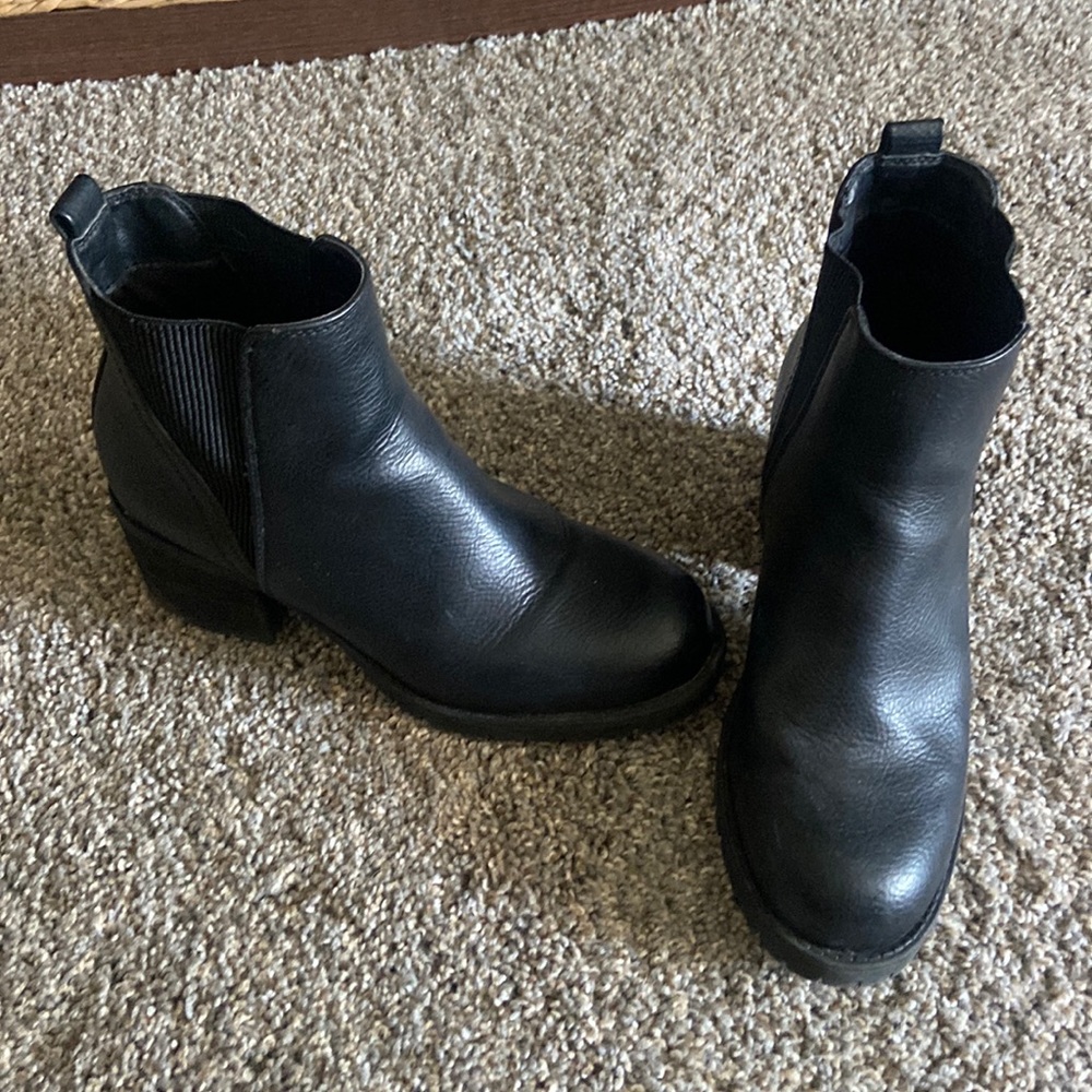 Run a little big. Selling only because my feet grew.